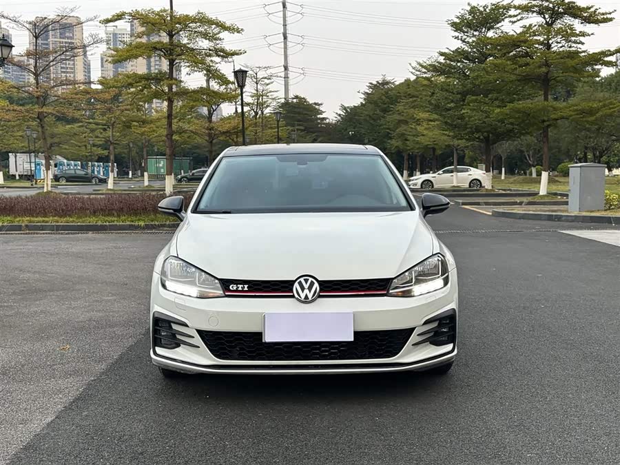 Volkswagen Golf 2019 car image #3