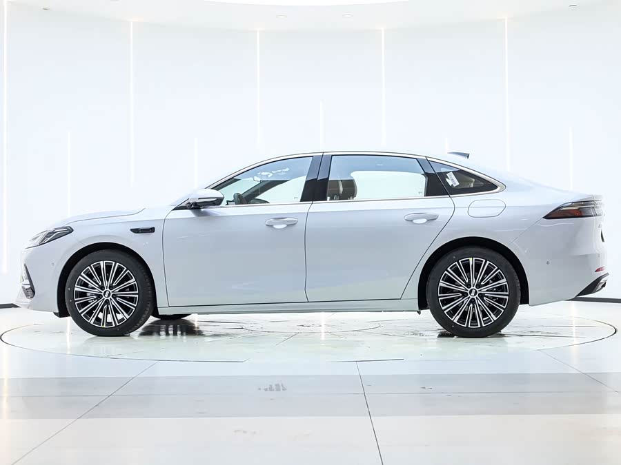 GEELY 2025 immagine di auto #3