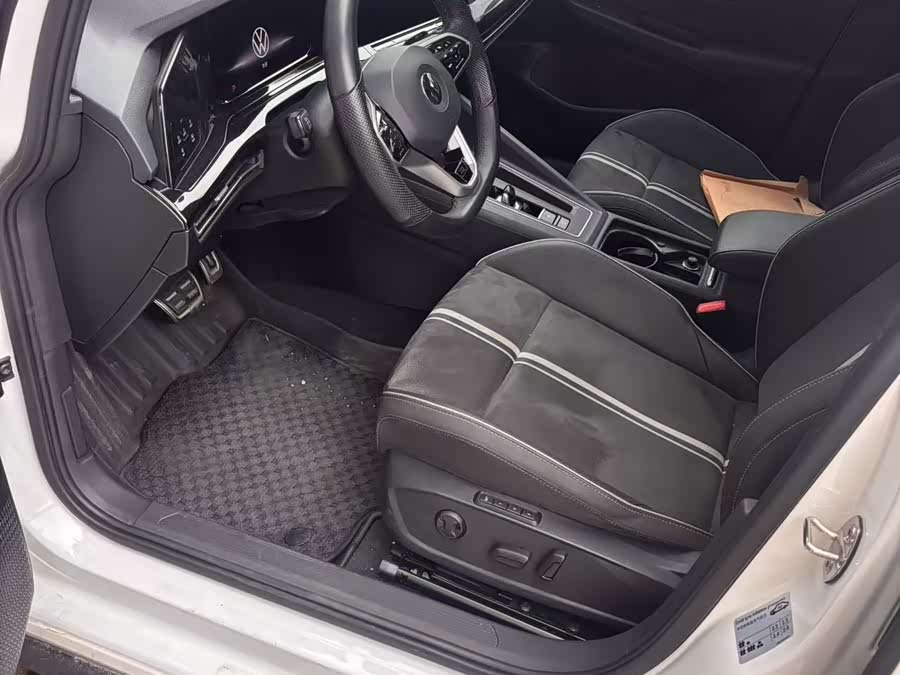 Volkswagen Golf 2023 car image #3