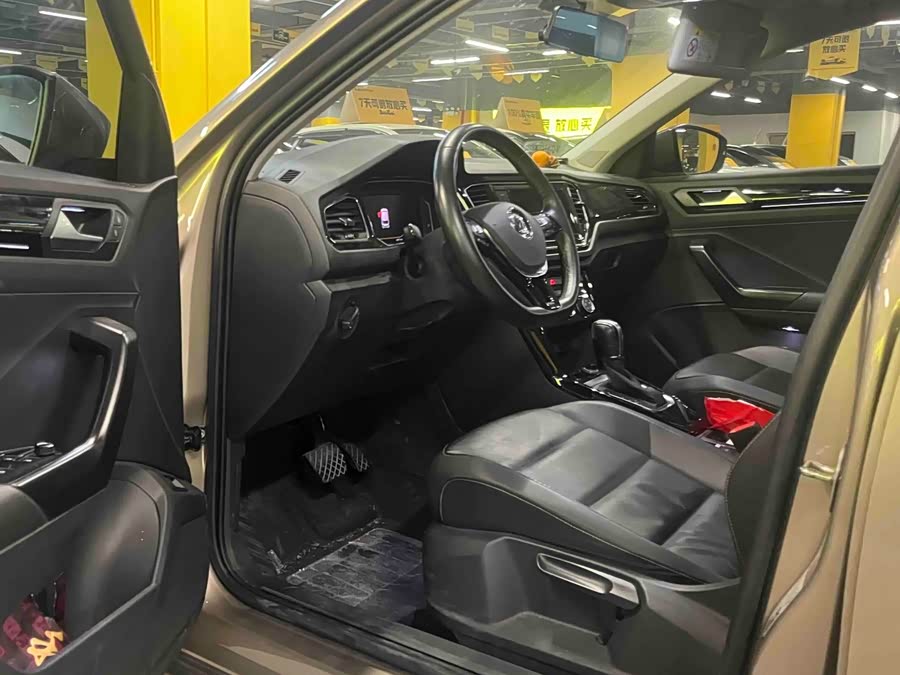Volkswagen T-Roc 2020 car image #3