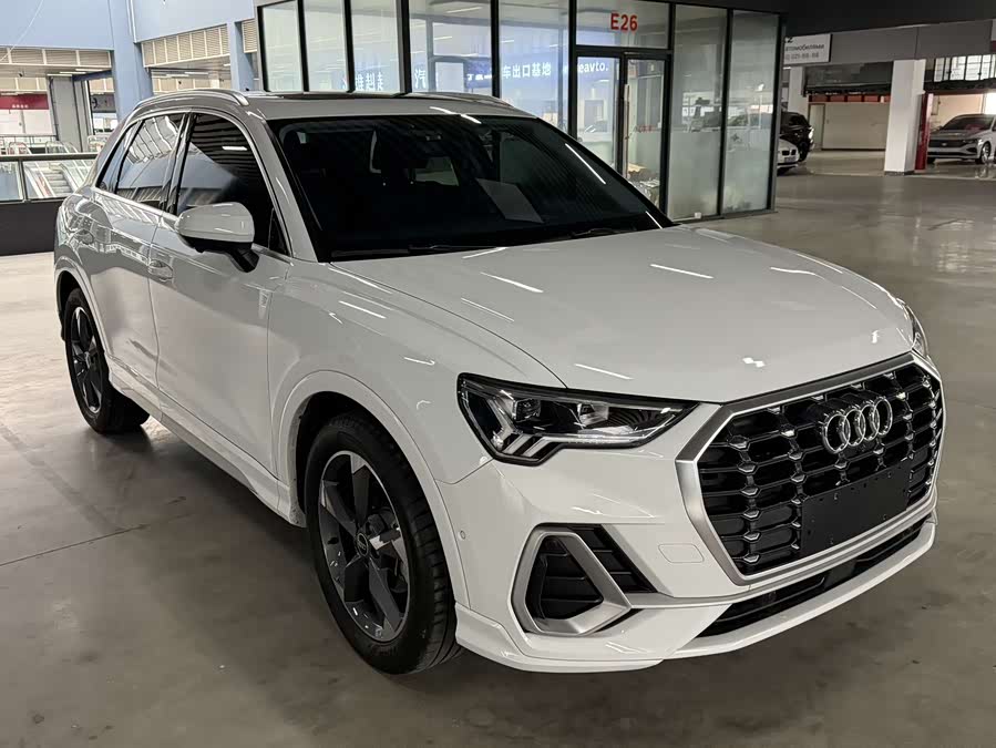 Audi Q3 2023 car image #3