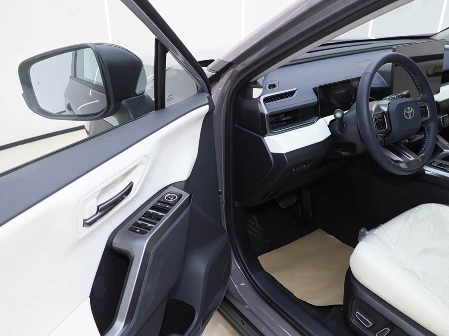 Toyota RAV4 2026 car image #3