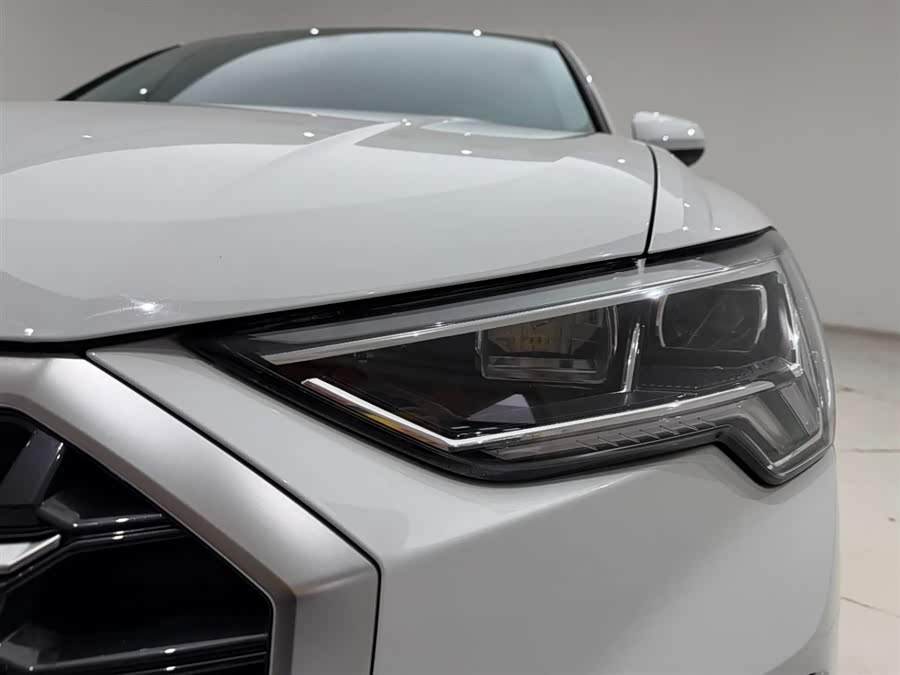 Audi Q3 2022 car image #3