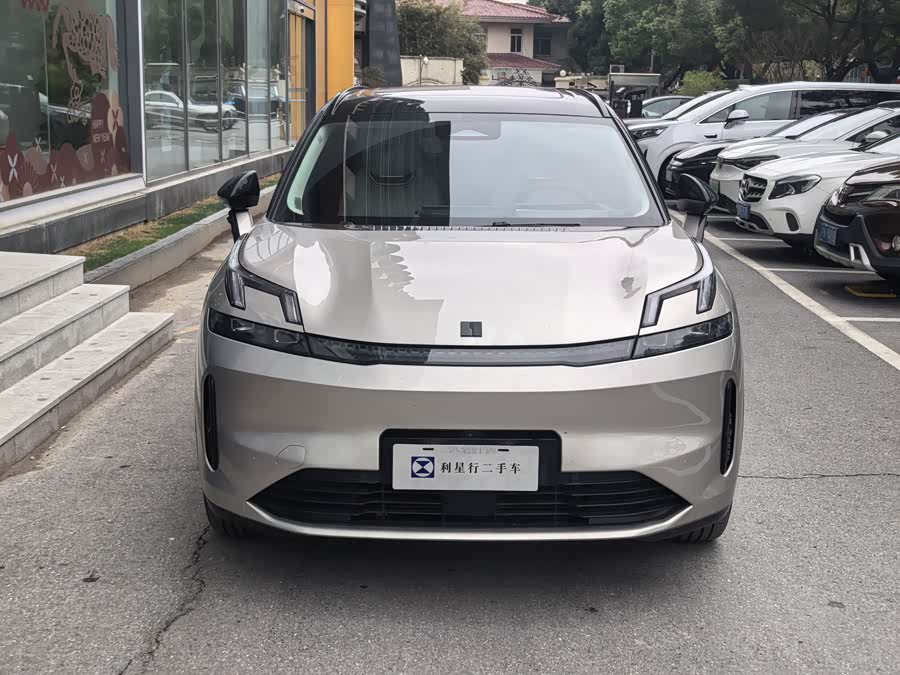 Lynk & Co 08 EM-P 2023 car image #3