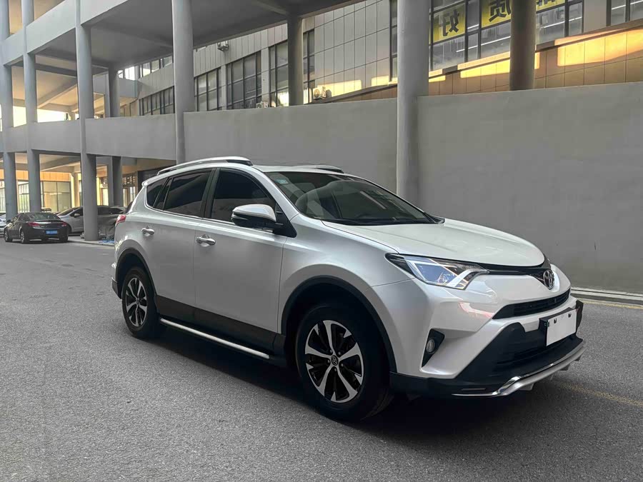 Toyota RAV4 2017 car image #3