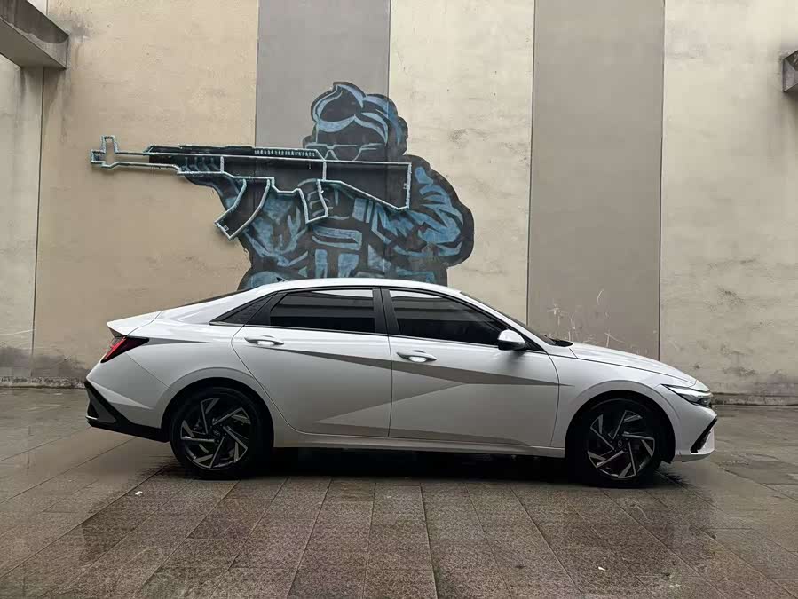 Hyundai Elantra 2023 immagine di auto #3