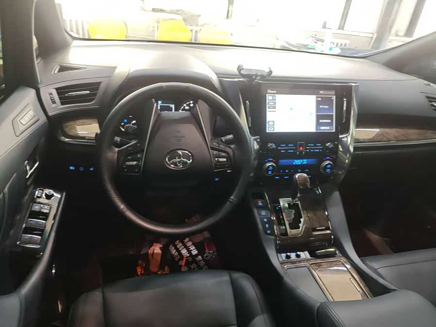 Toyota Alphard 2022 car image #3