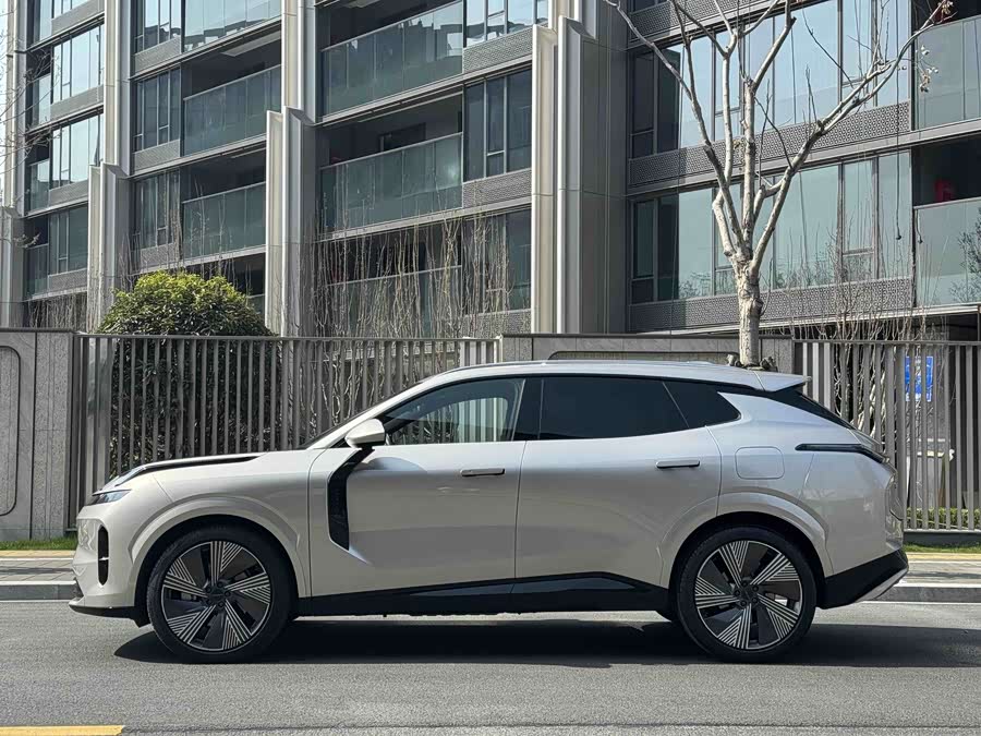 Lynk & Co 08 EM-P 2023 car image #3
