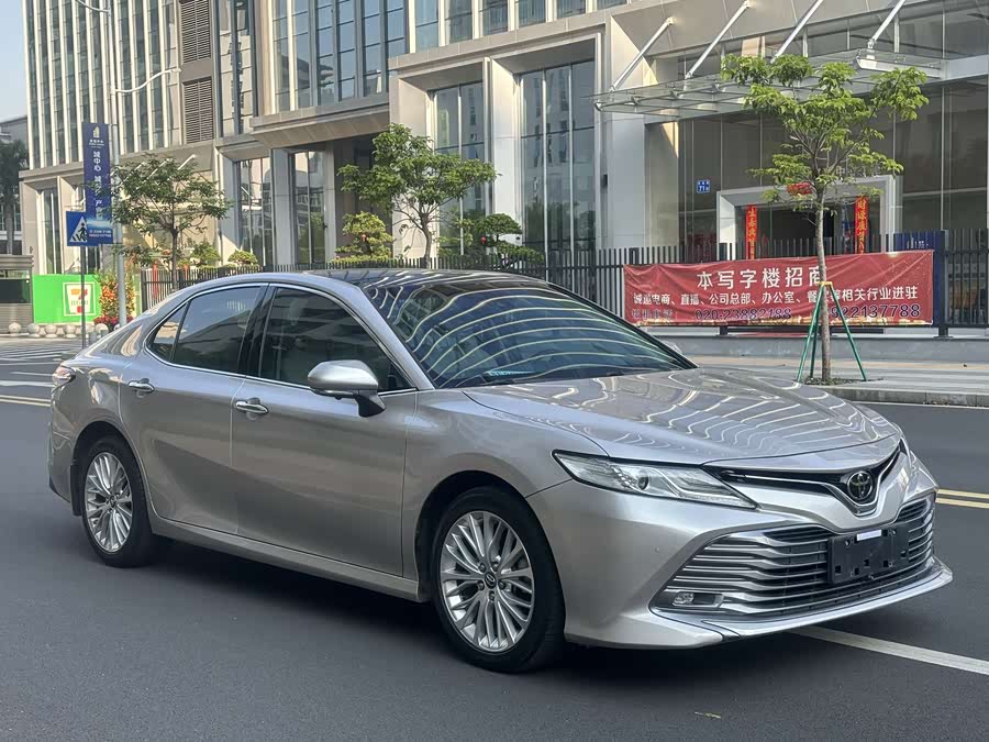 Toyota Camry 2020 immagine di auto #3