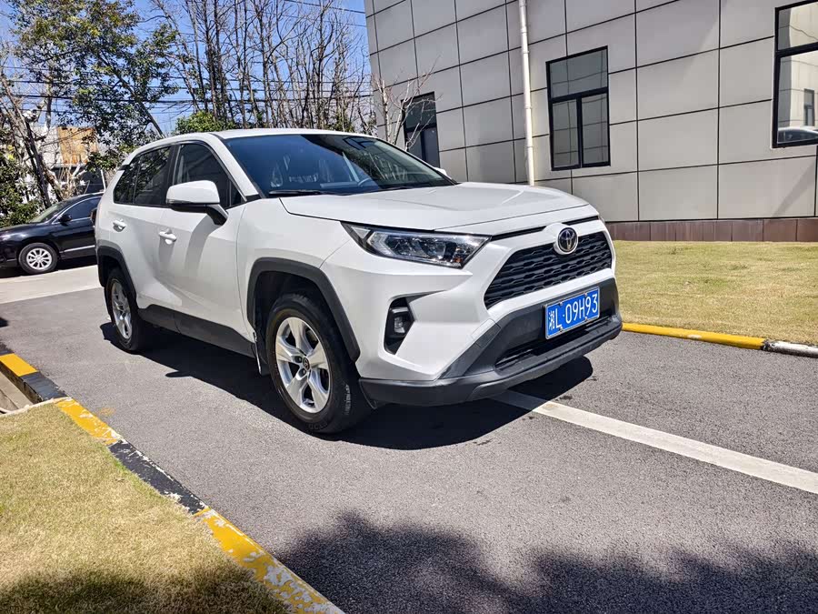 Toyota RAV4 2023 car image #3