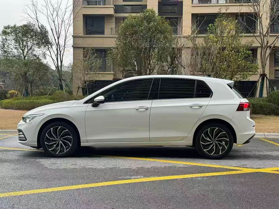 Volkswagen Golf 2023 car image #3