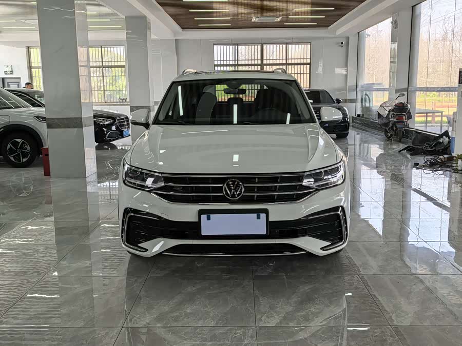 Volkswagen Tiguan L 2022 immagine di auto #3