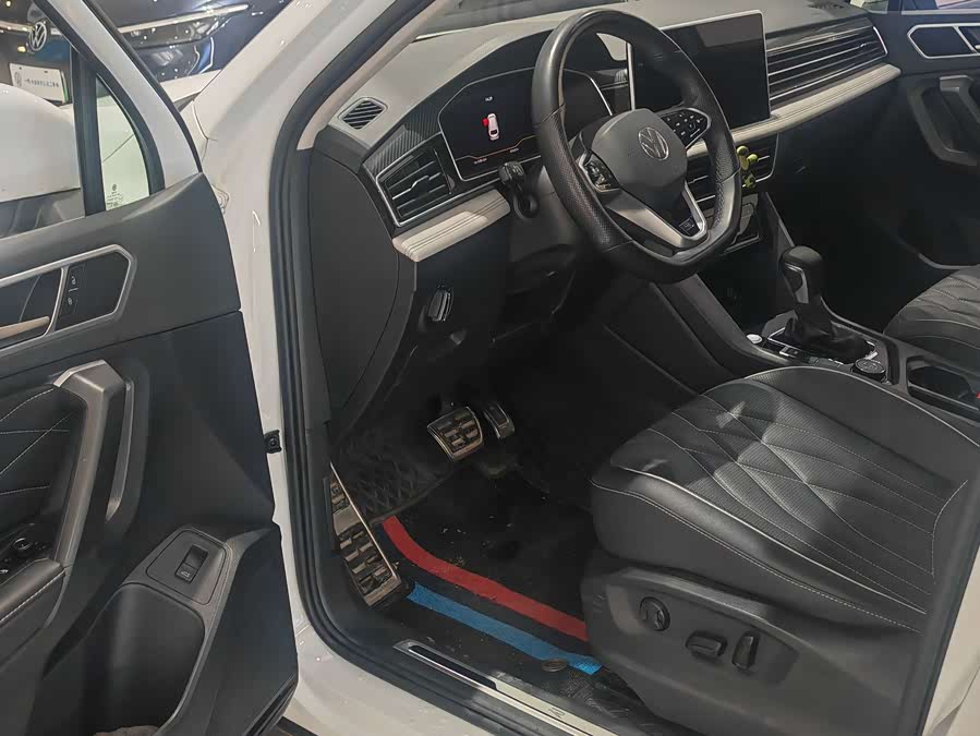 Volkswagen Tiguan L 2023 car image #3