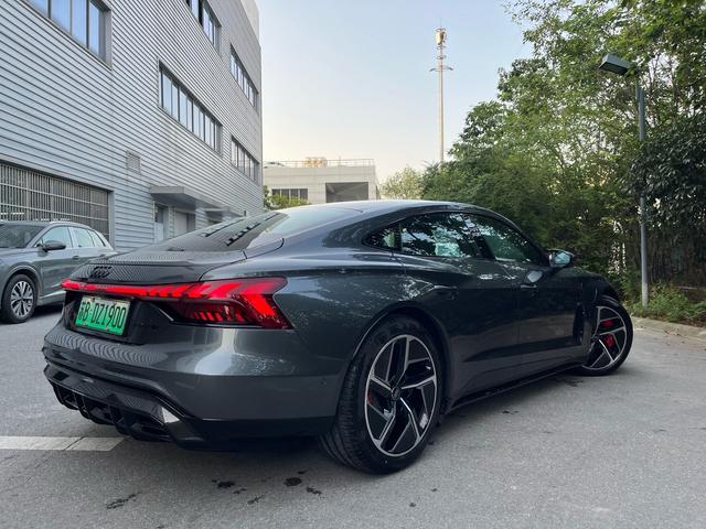 Audi RS e-tron GT 2023 immagine di auto #3