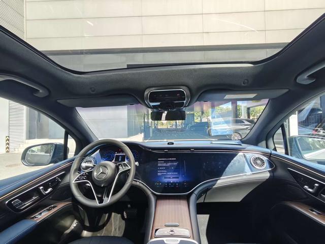 Mercedes-Benz EQS SUV 2025 car image #3