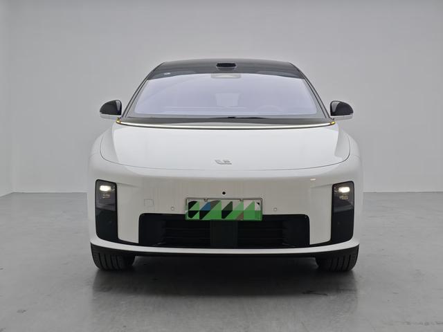 Li i8 2025 image de voiture #3