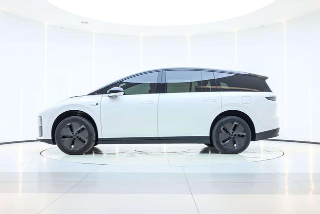 Li i8 2025 image de voiture #3