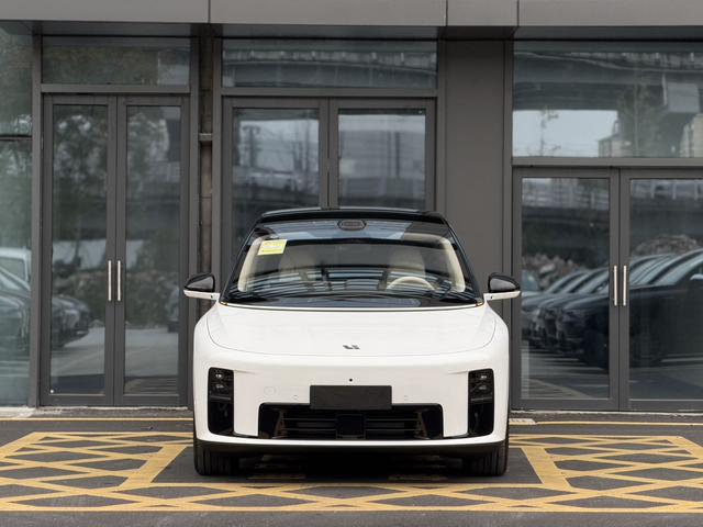 Li i8 2025 image de voiture #3