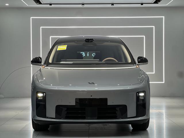 Li i8 2025 image de voiture #3