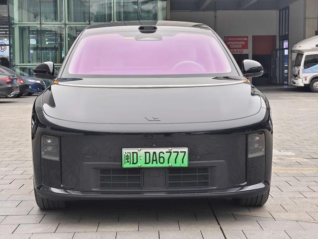 Li i8 2025 image de voiture #3