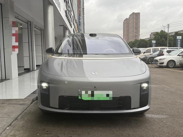 Li i8 2025 image de voiture #3