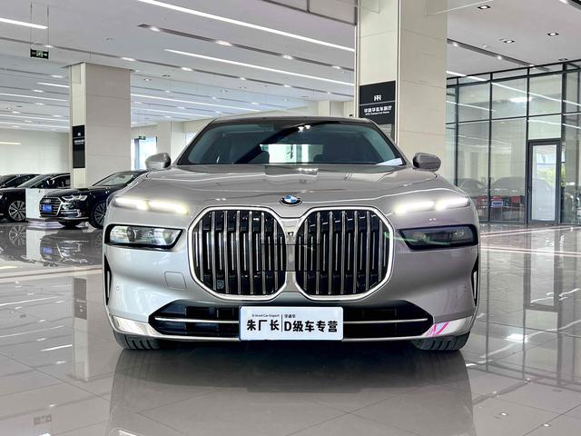 BMW M8 2023 car image #3