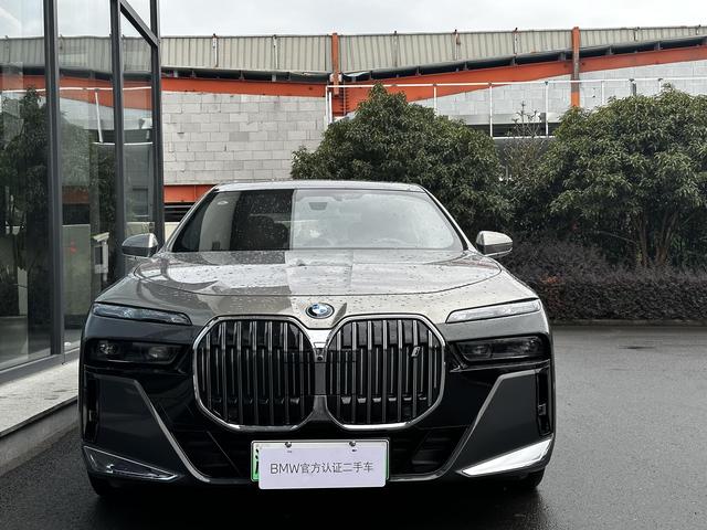 BMW i7 M70L 2024 #3 BMW i7 M70L 2024 car image #3