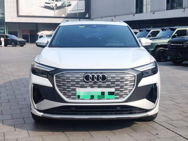 Audi Q4 e-tron 2024 صورة سيارة #3