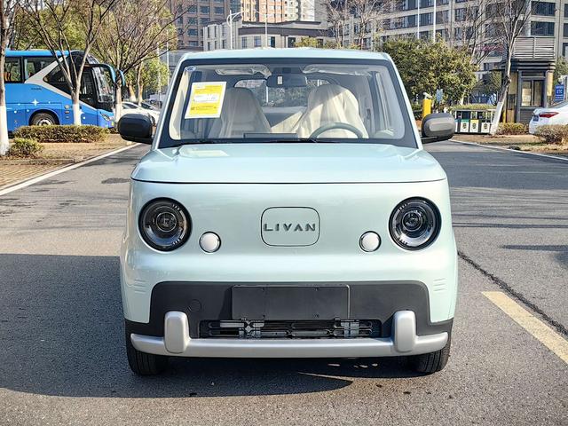 Livan 2025 car image #3