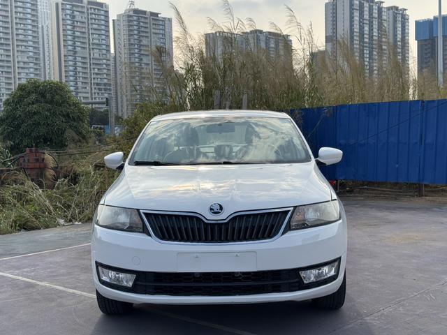 Skoda Rapid 2015 car image #3