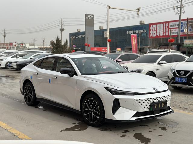 Changan UNI-V iDD 2025 car image #3