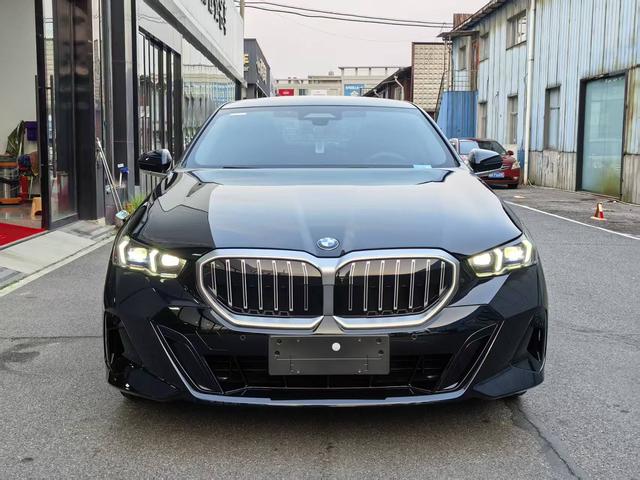 BMW 5 Series 2025 #3 BMW 5 Series 2025 car image #3