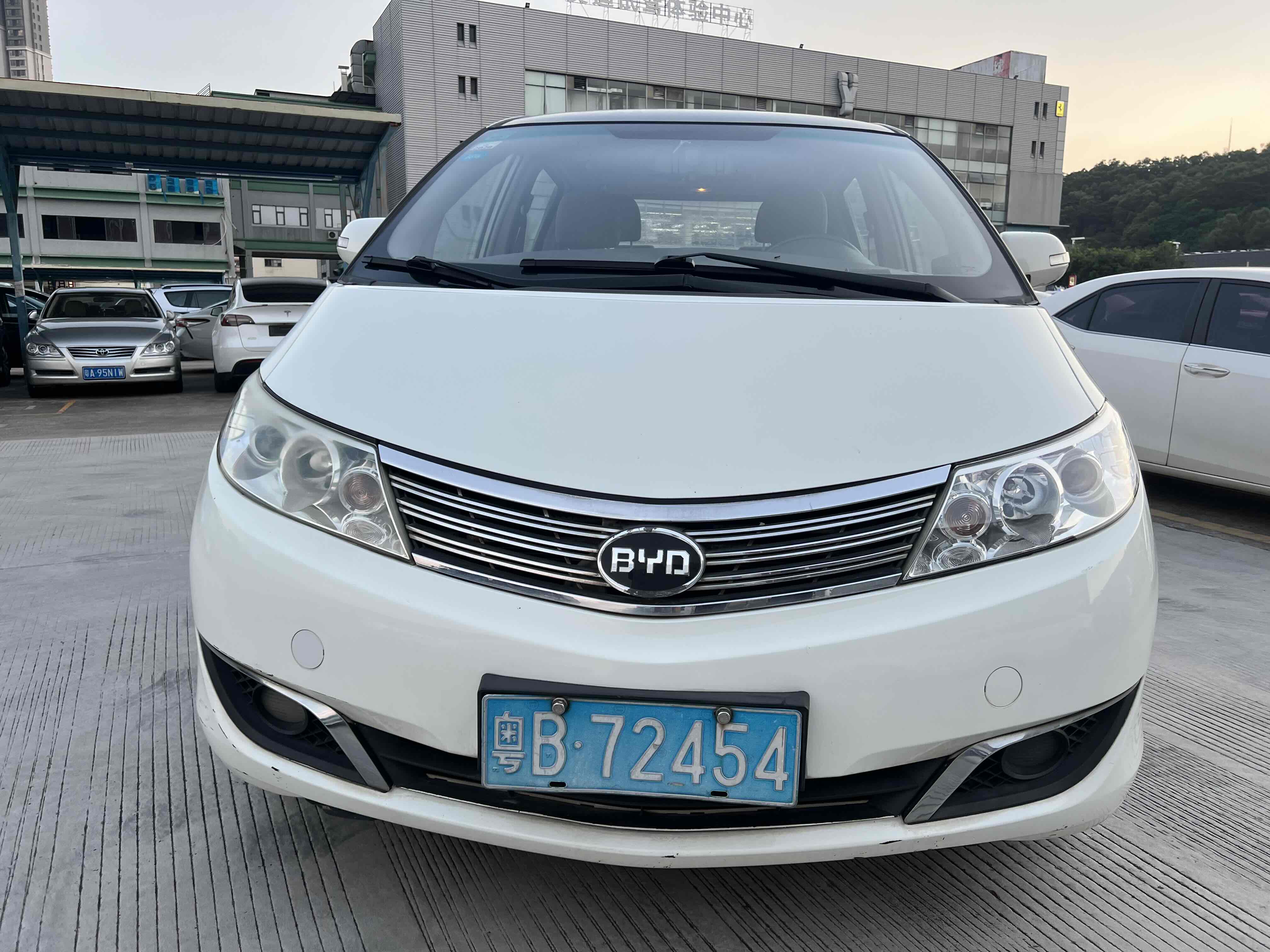 BYD M6 2014 car image #3