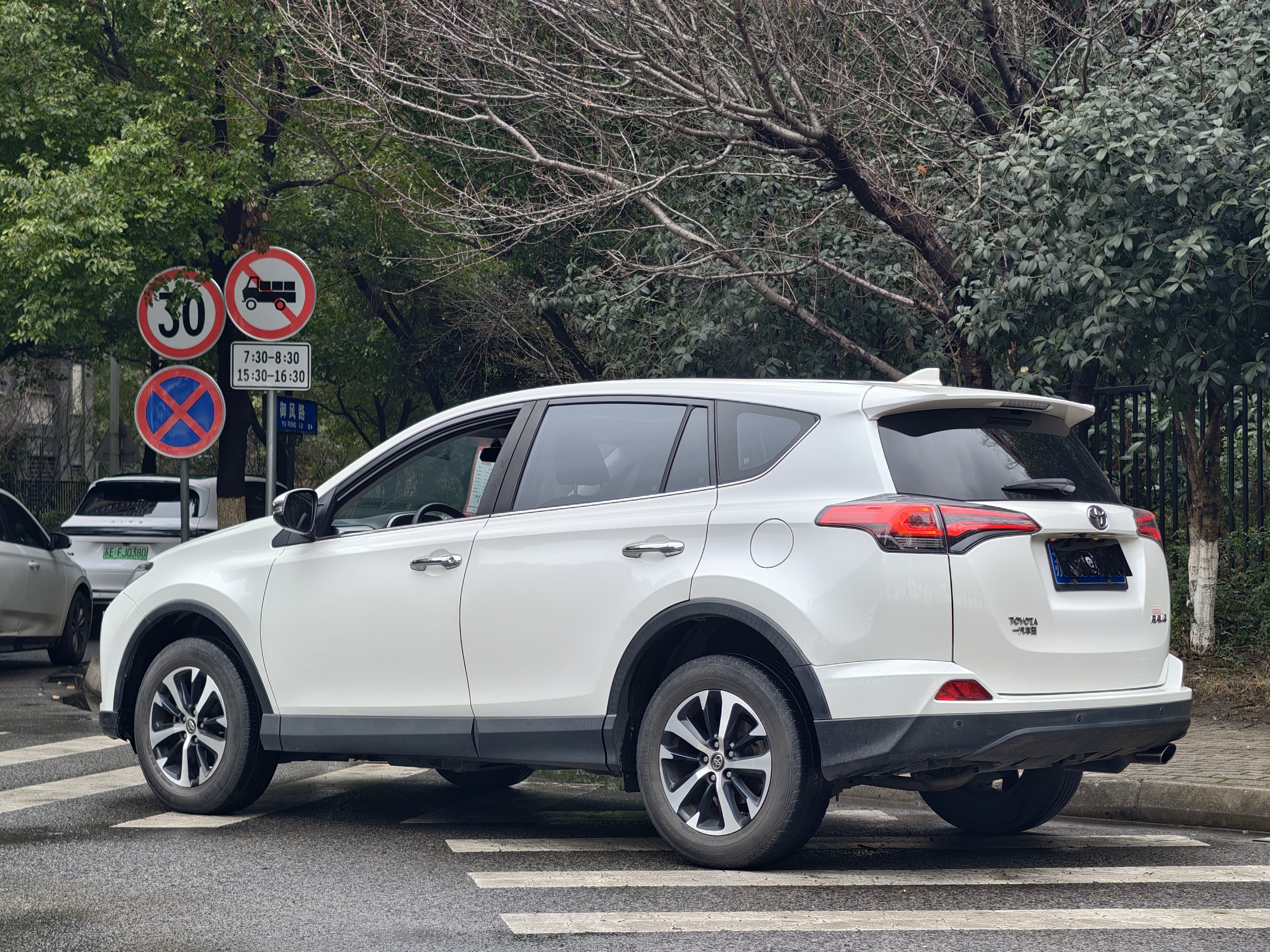 Toyota RAV4 2017 изображение автомобиля #3