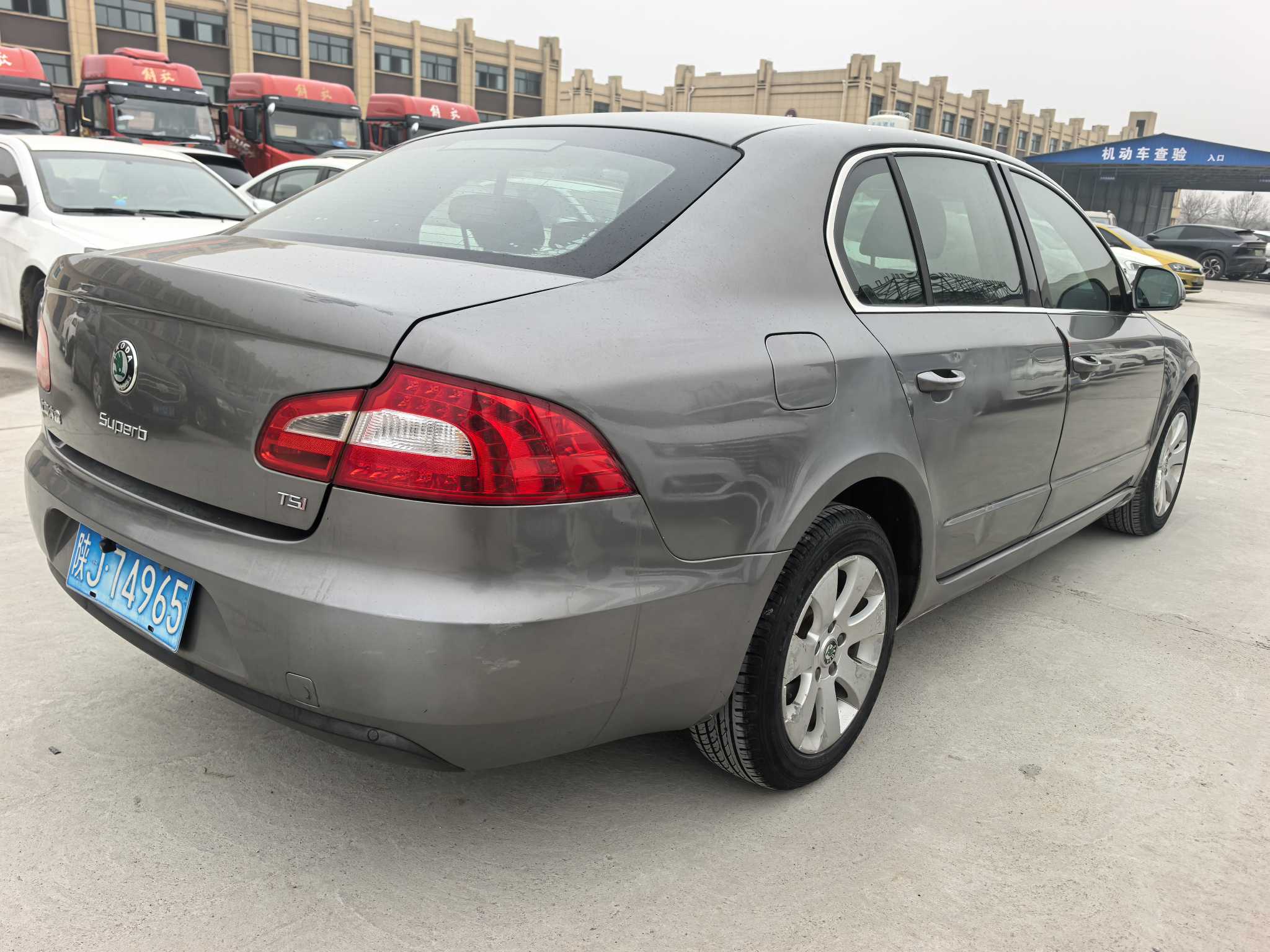 Skoda Superb 2013 car image #3