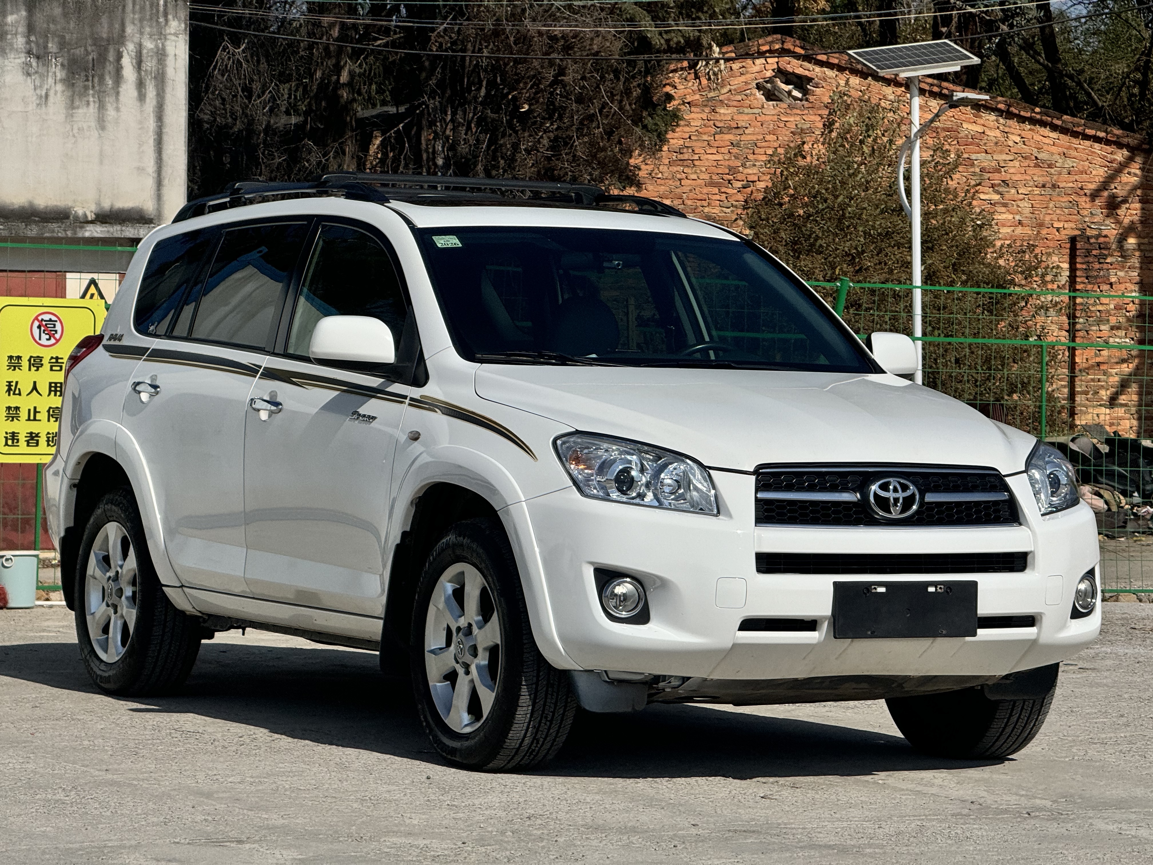 Toyota RAV4 2010 car image #3