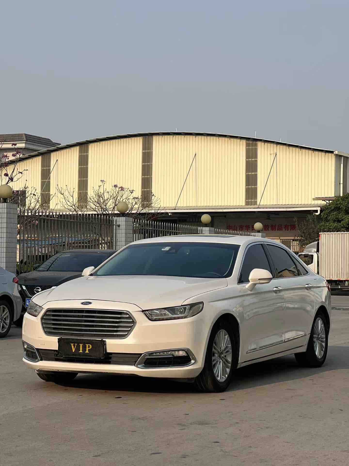 Ford Taurus 2016 car image #3