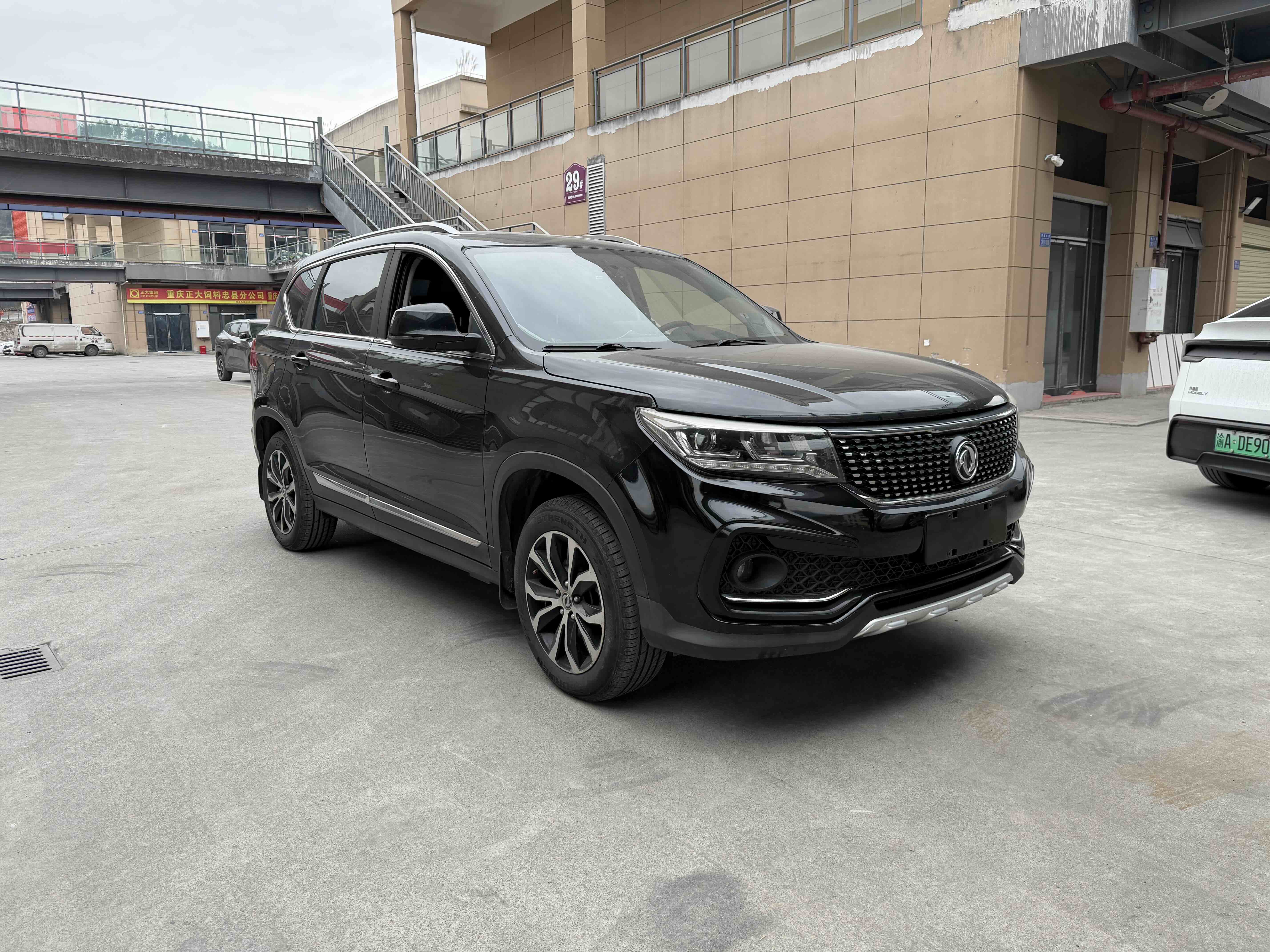 Forthing JOYEAR X5 2017 #3 Forthing JOYEAR X5 2017 car image #3