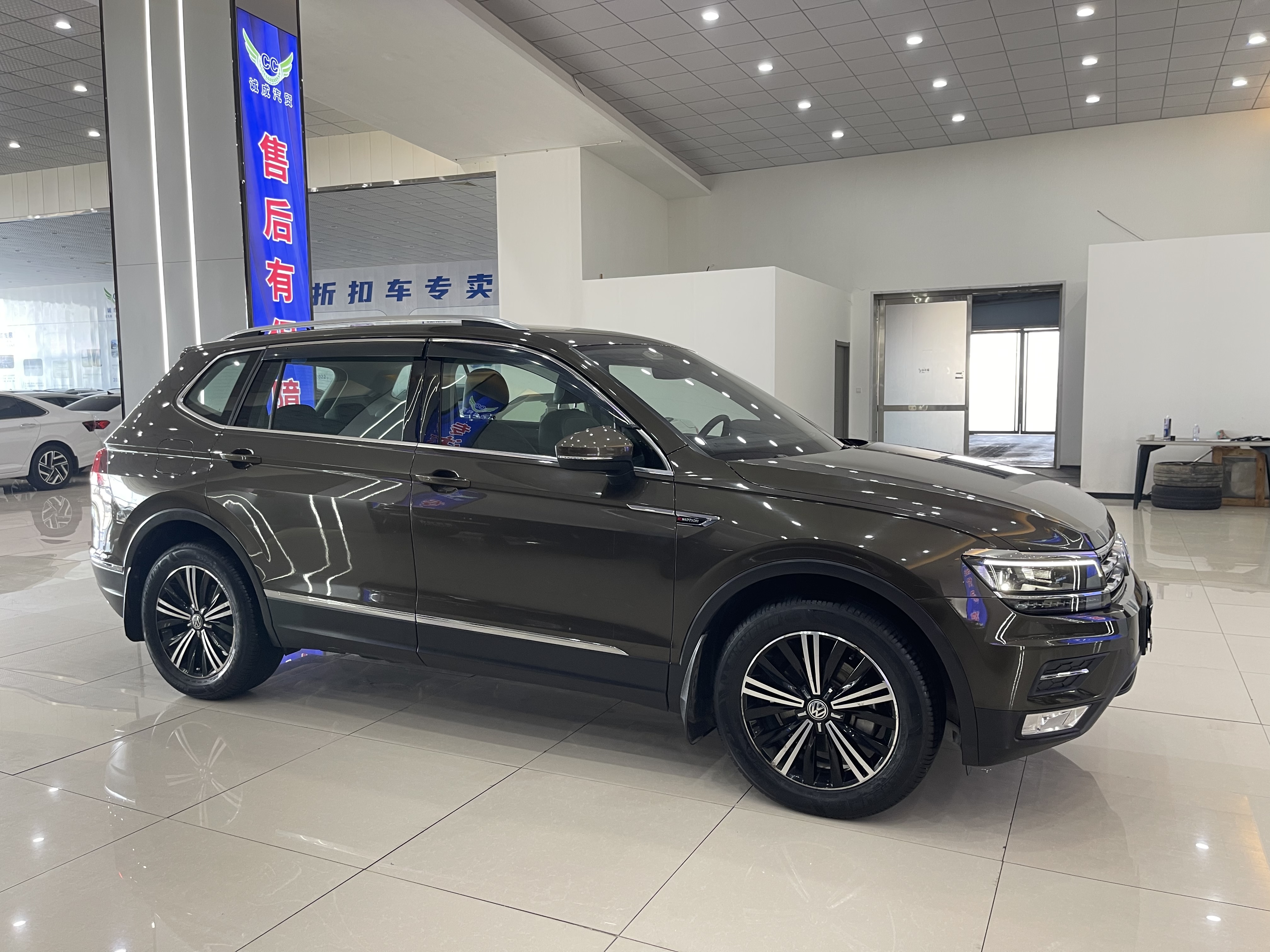 Volkswagen Tiguan L 2017 car image #3