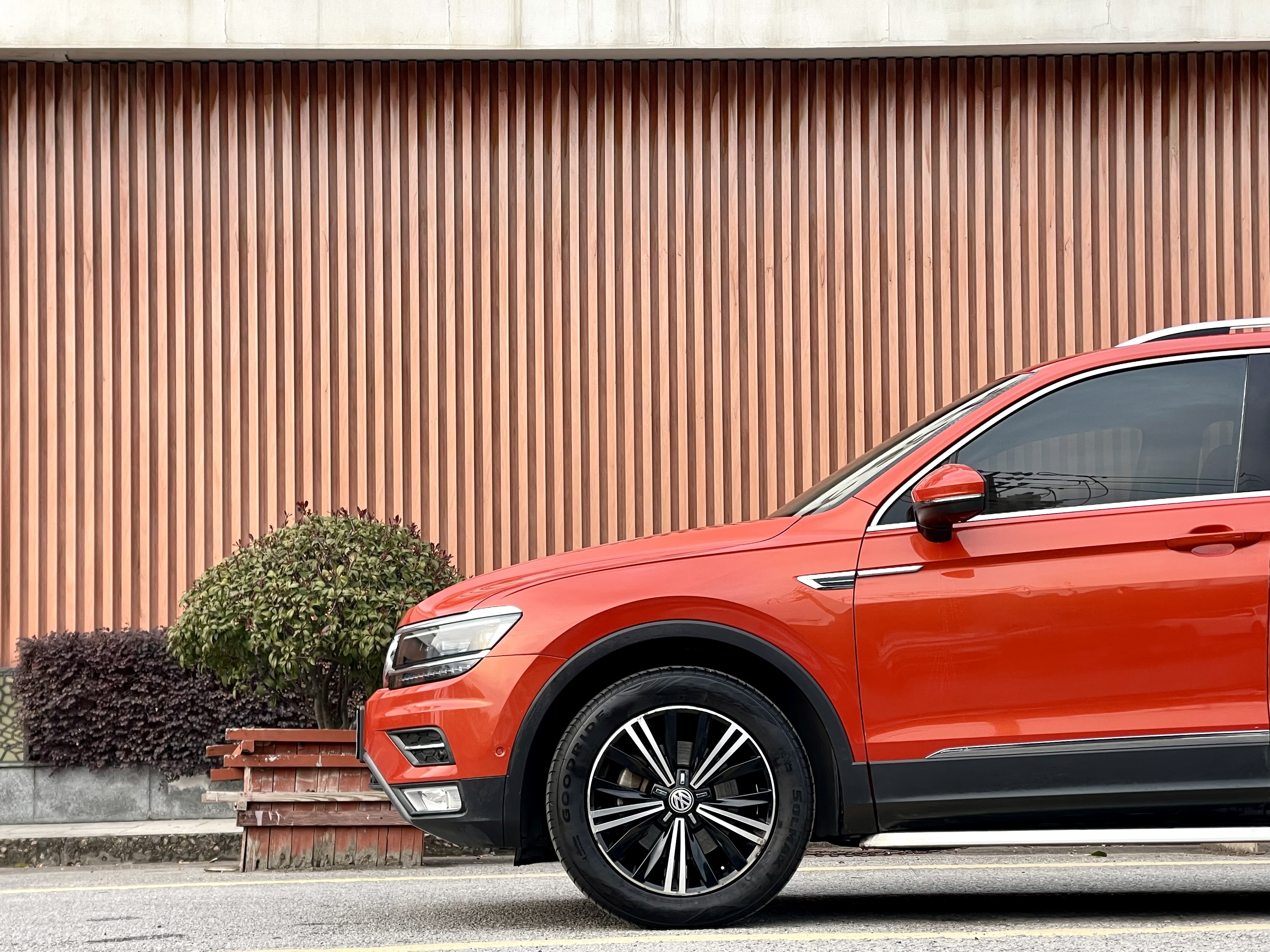 Volkswagen Tiguan L 2017 immagine di auto #3