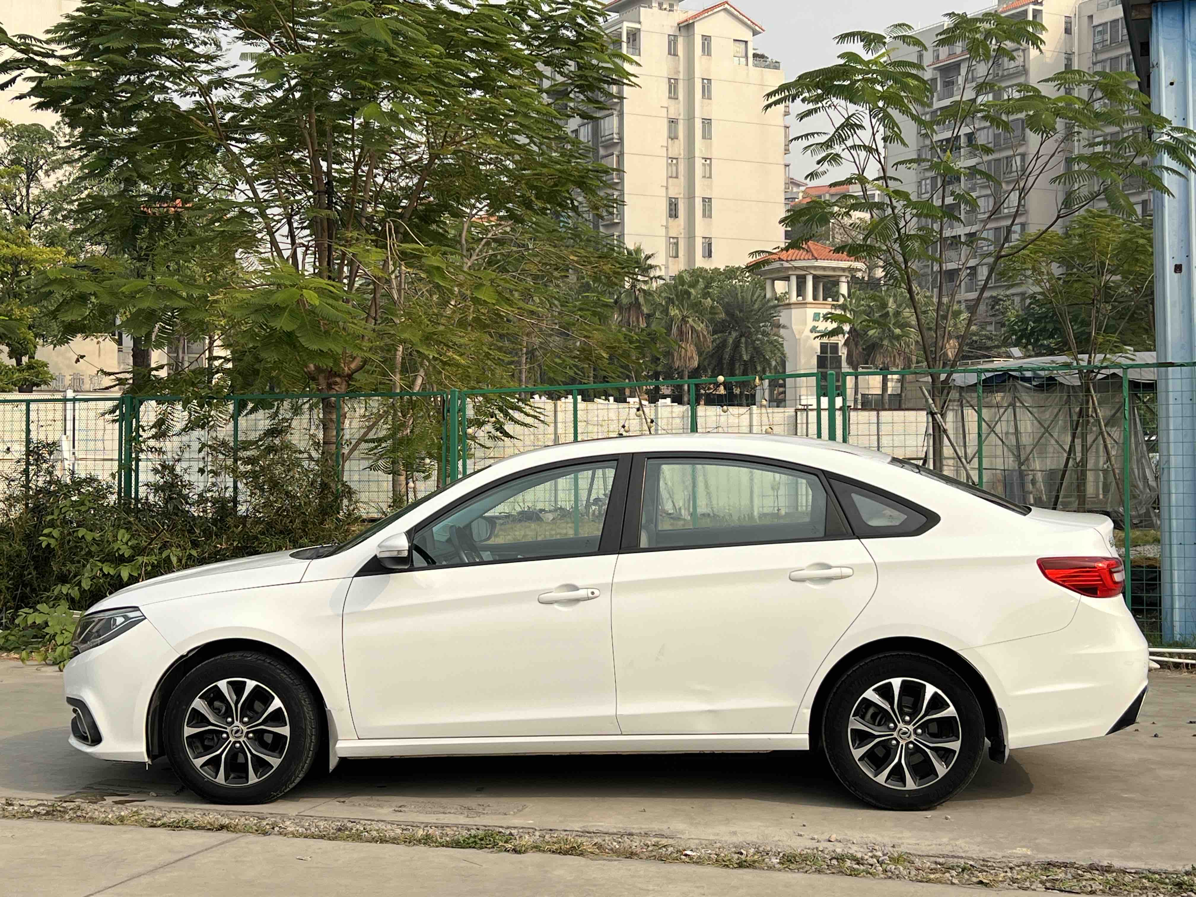 Forthing JOYEAR S50 2018 #3 Forthing JOYEAR S50 2018 immagine di auto #3