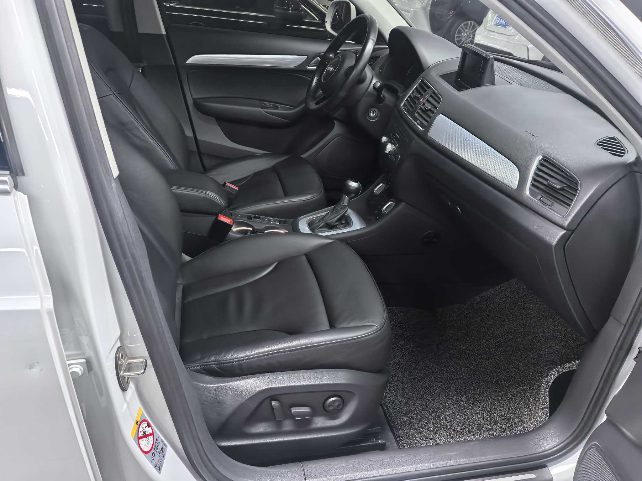Audi Q3 2015 car image #3