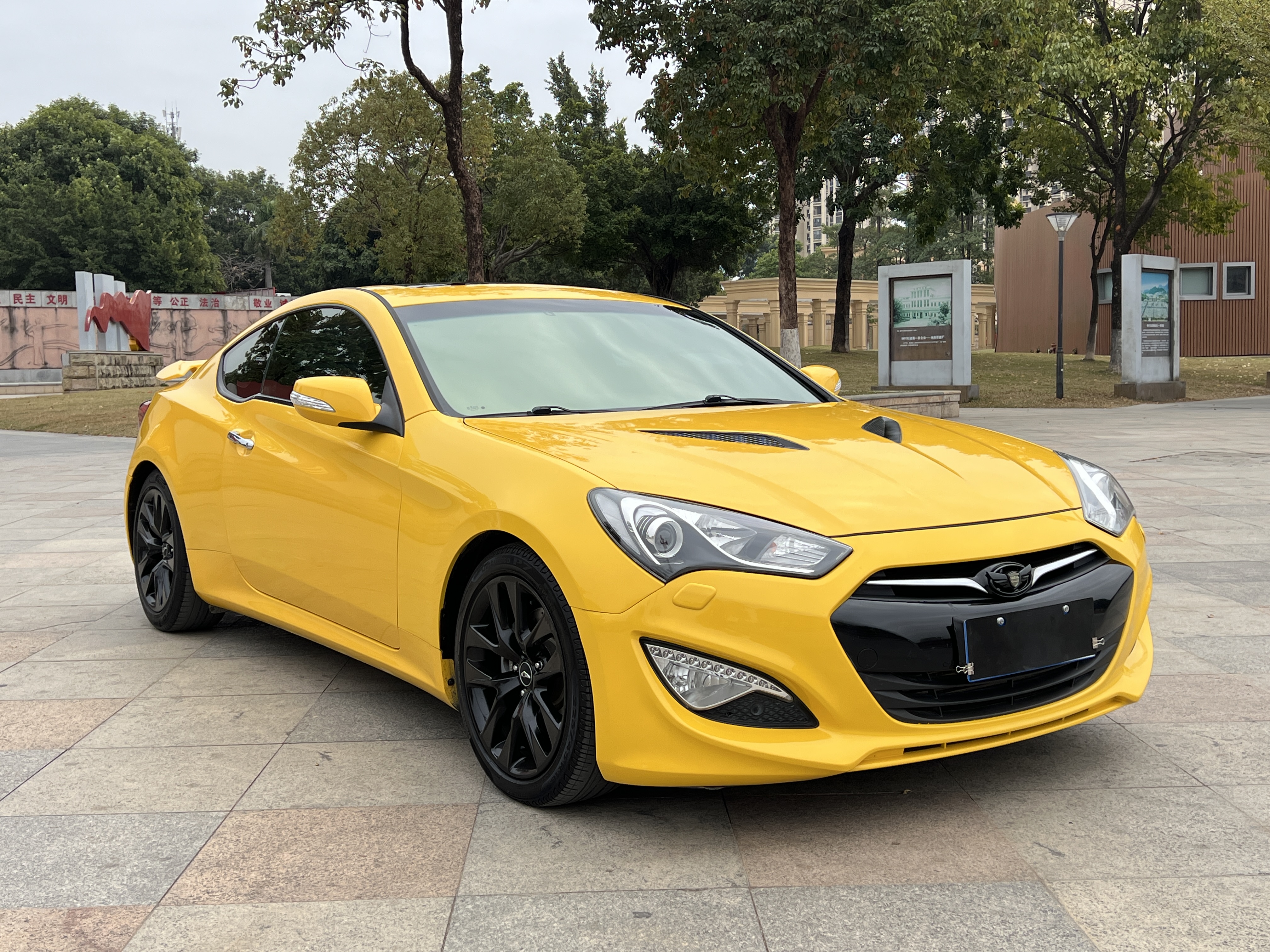 Hyundai Rohens-Coupe 2013 #3 Hyundai Rohens-Coupe 2013 car image #3