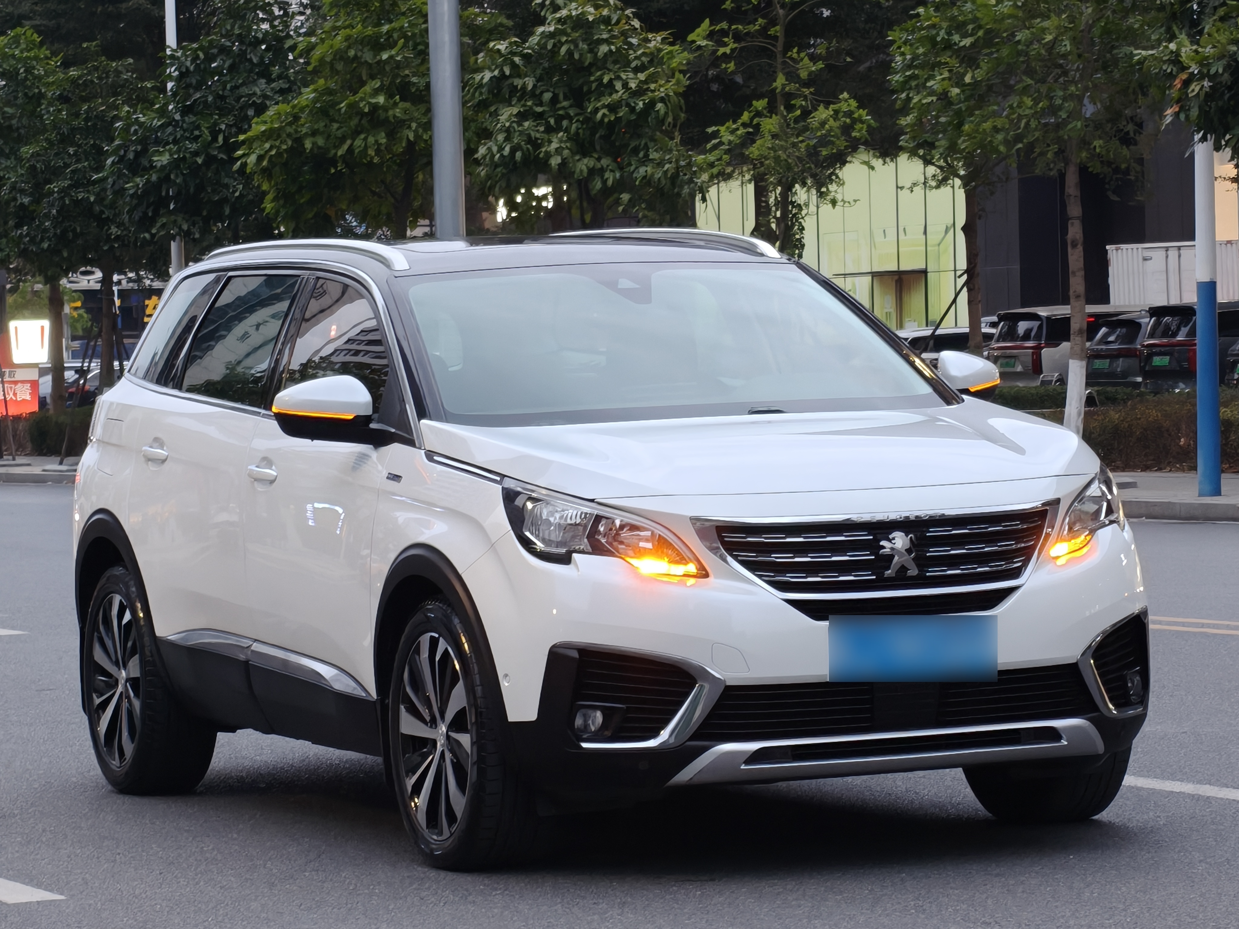 Peugeot 5008 2017 car image #3