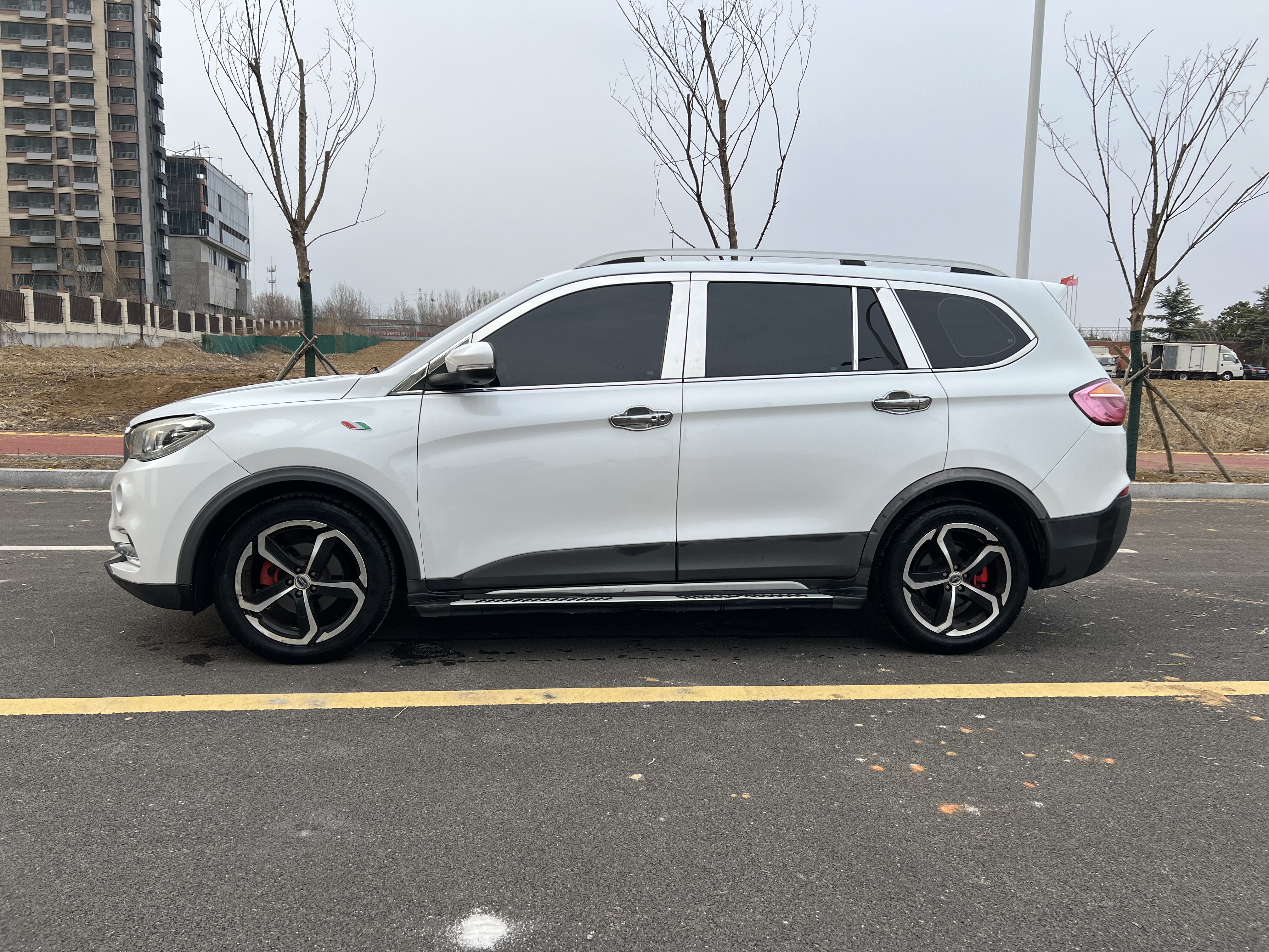 SWM X7 2017 car image #3