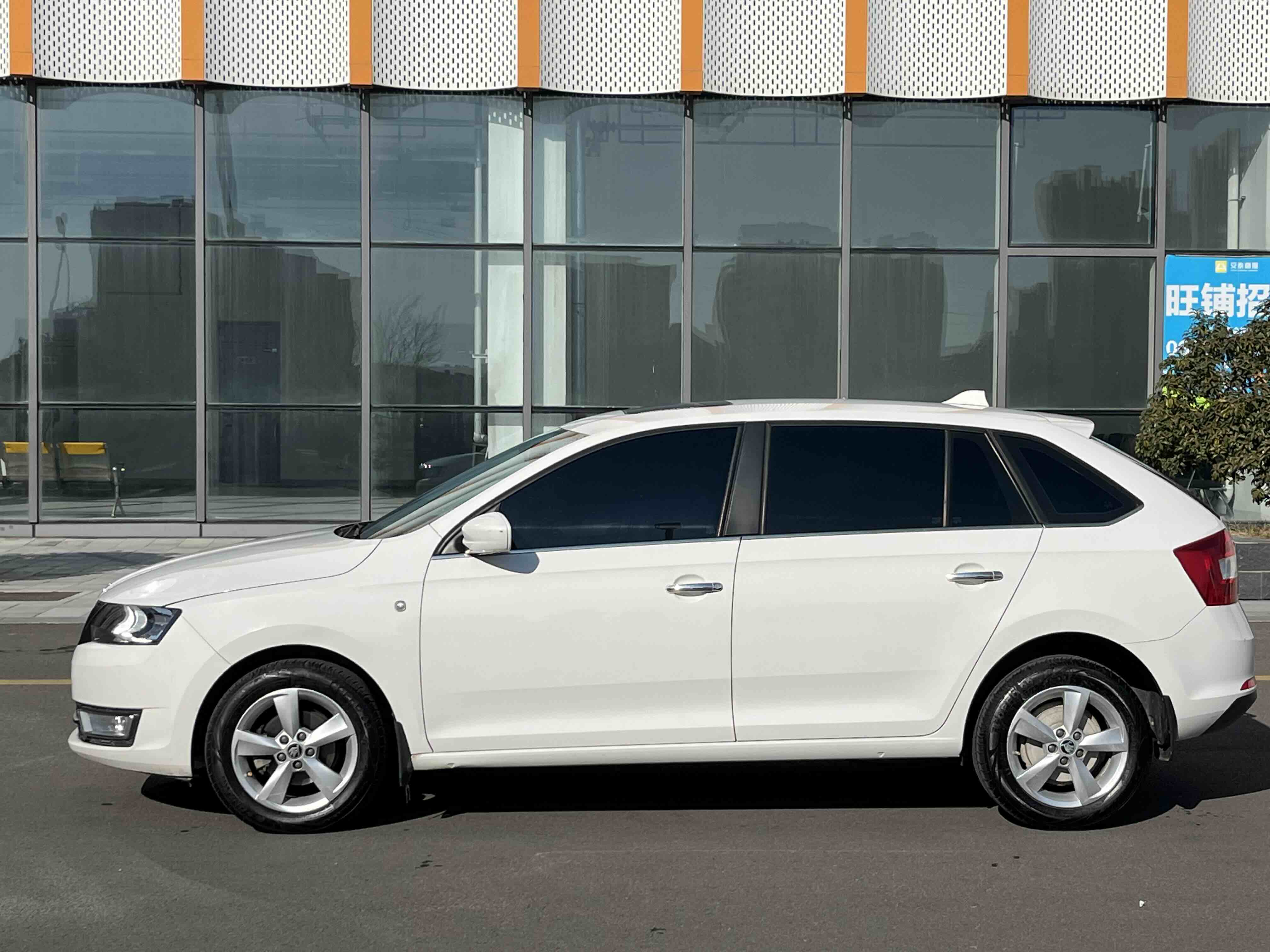 Skoda Rapid Spaceback 2017 immagine di auto #3