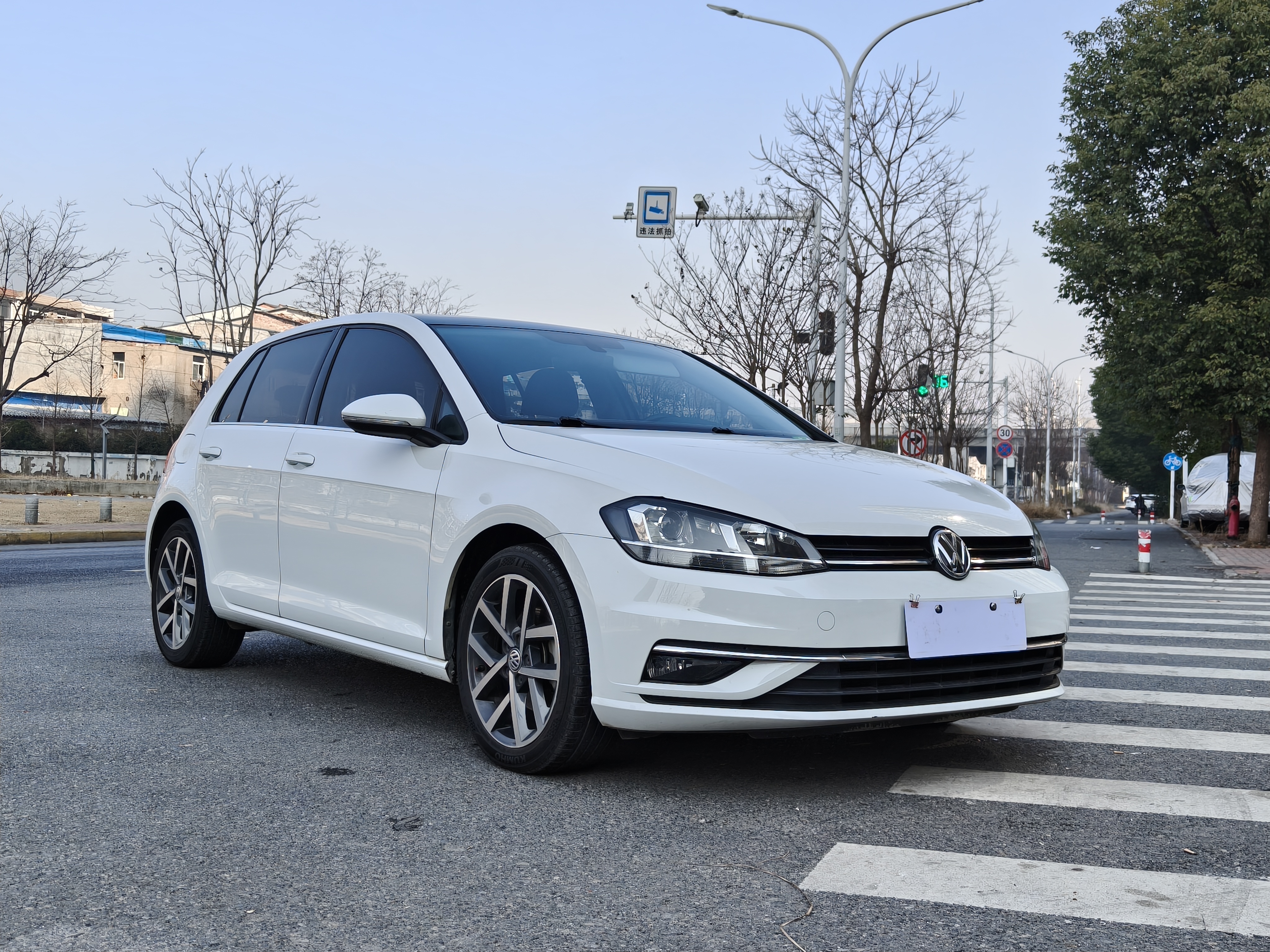 Volkswagen Golf 2018 car image #3
