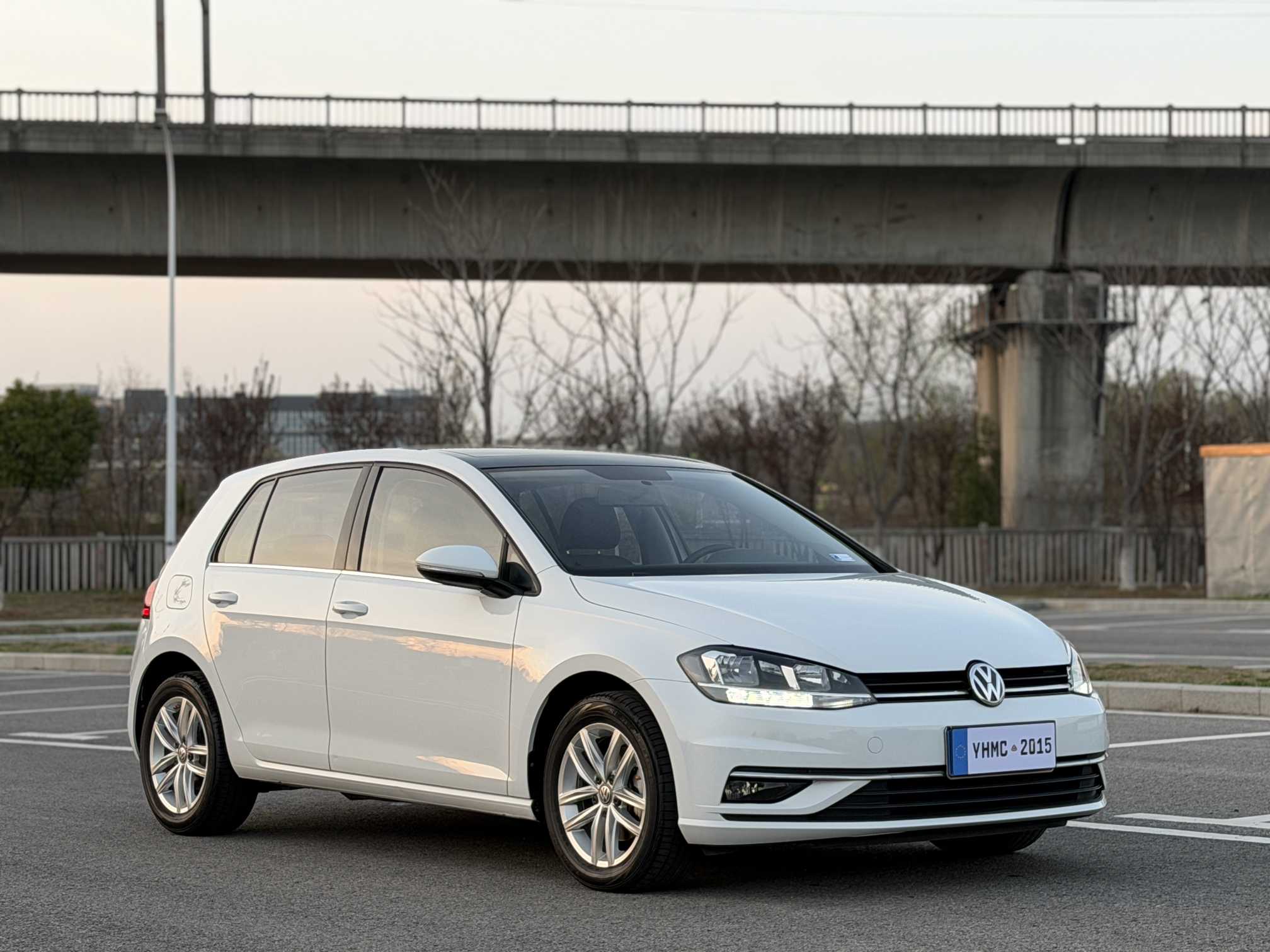 Volkswagen Golf 2018 car image #3