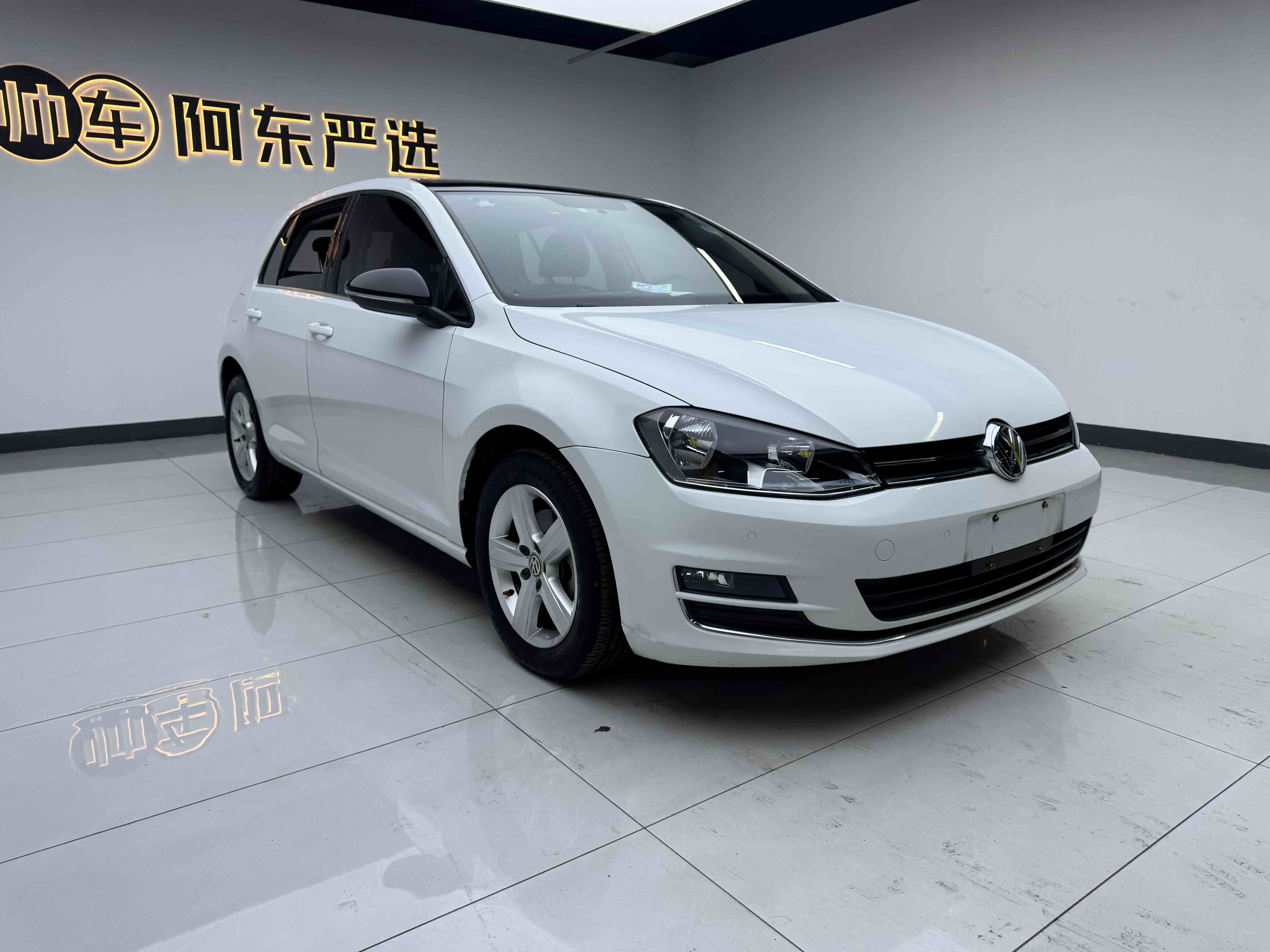 Volkswagen Golf 2018 car image #3