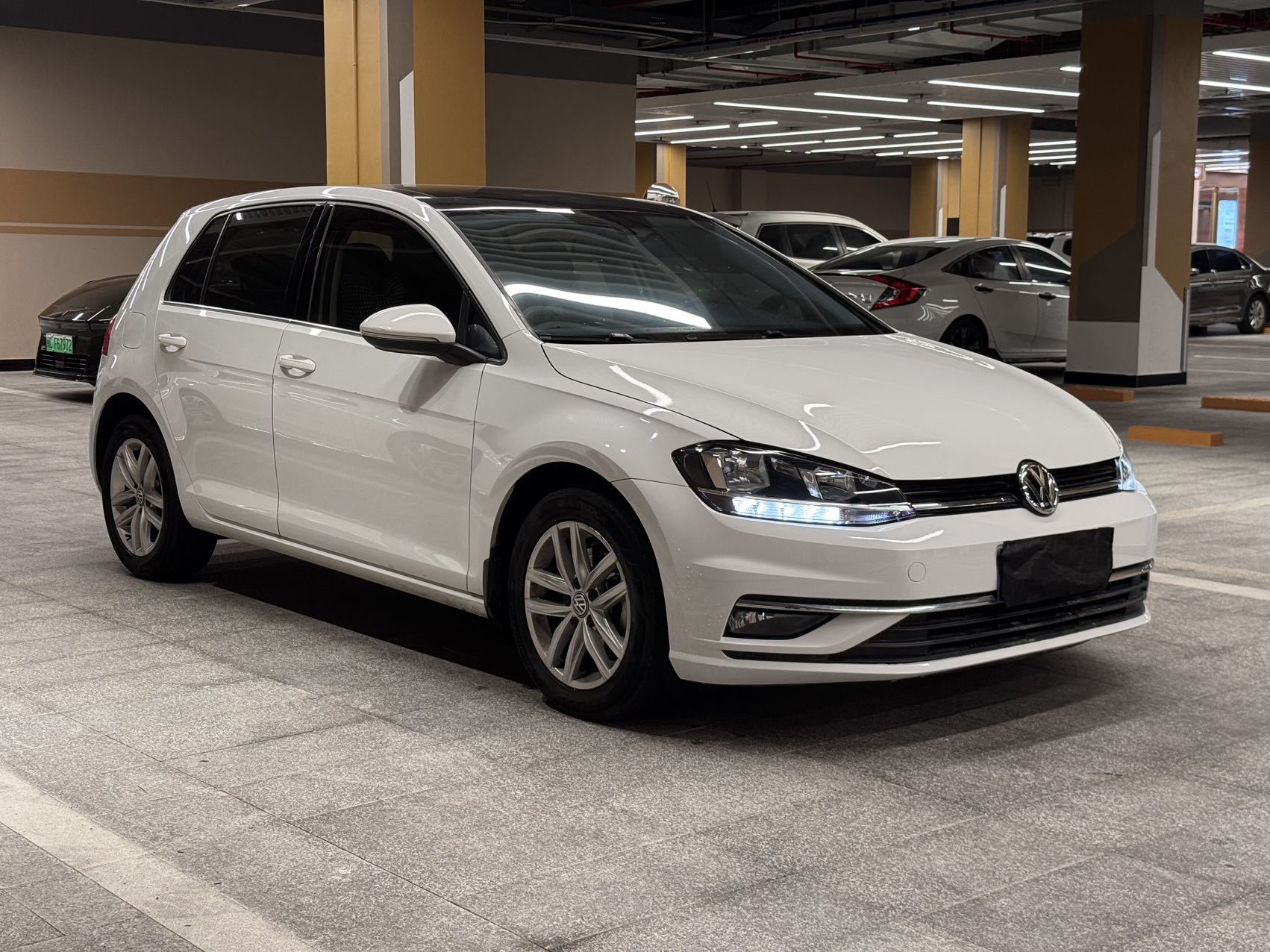 Volkswagen Golf 2019 car image #3